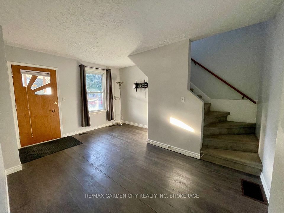 14 Welland Street S, Thorold, ON L2V 2B4 6