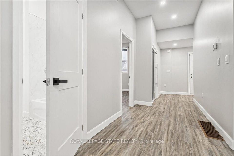 800 Beach Boulevard 2, Hamilton, ON L8H 6Z3 24