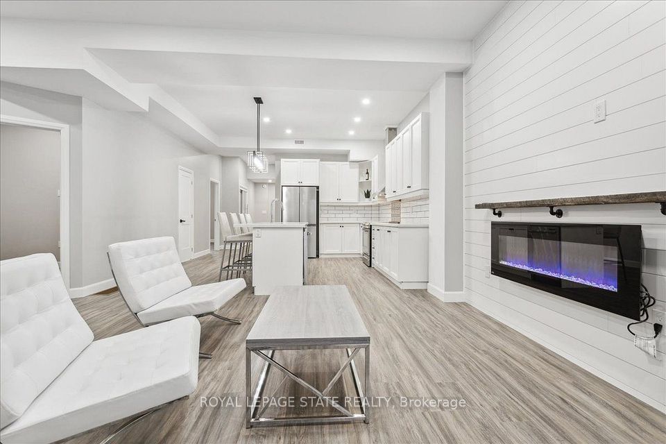 800 Beach Boulevard 2, Hamilton, ON L8H 6Z3 9