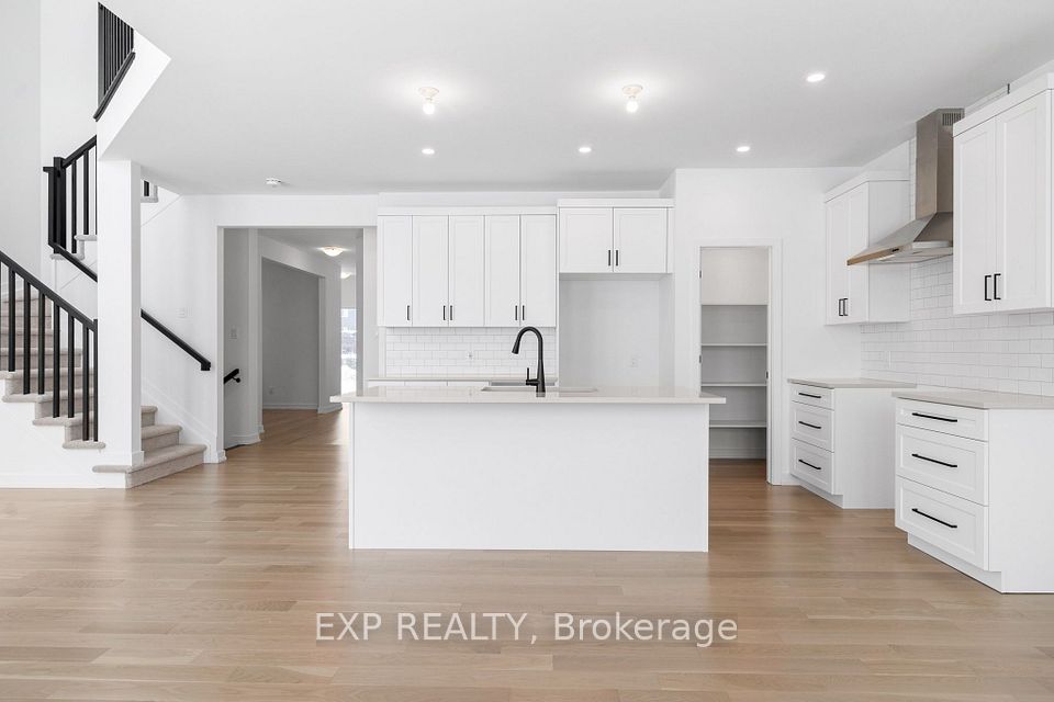 1152 Bronze Avenue, Clarence-Rockland, ON K4K 0M9 2