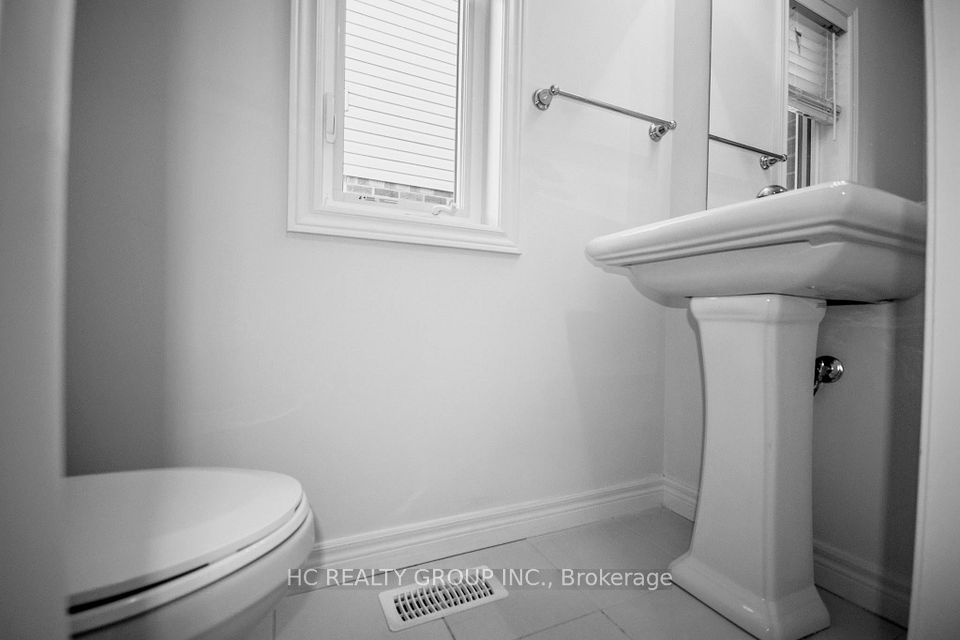 10 Dayman Drive, Hamilton, ON L9K 0J9 12