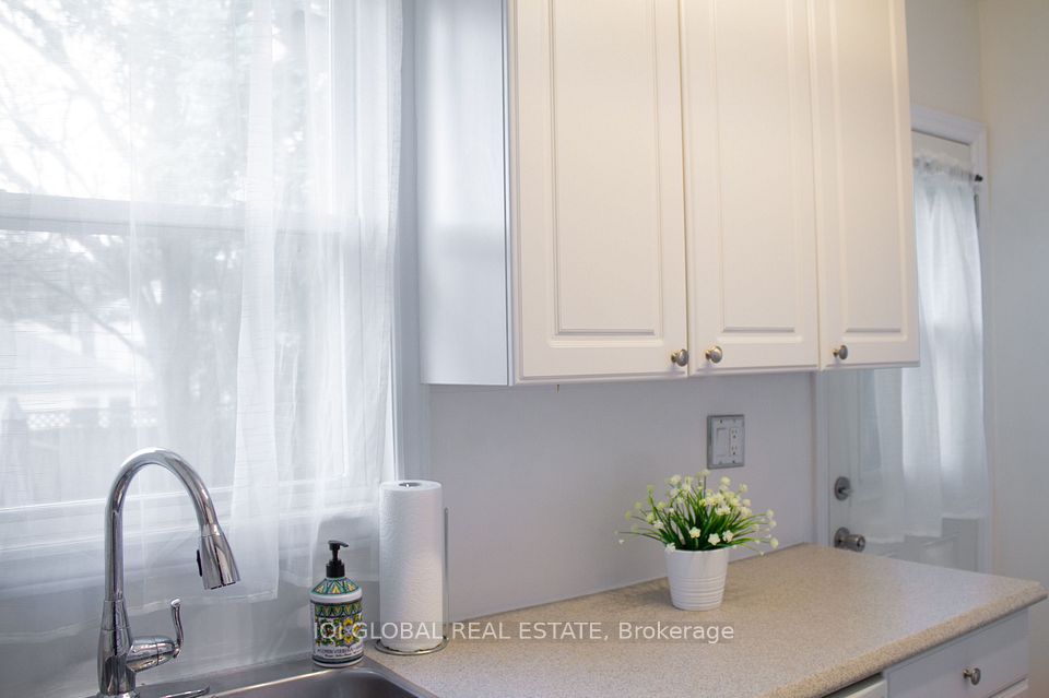 65 Holmes Avenue, Hamilton, ON L8S 2K8 12