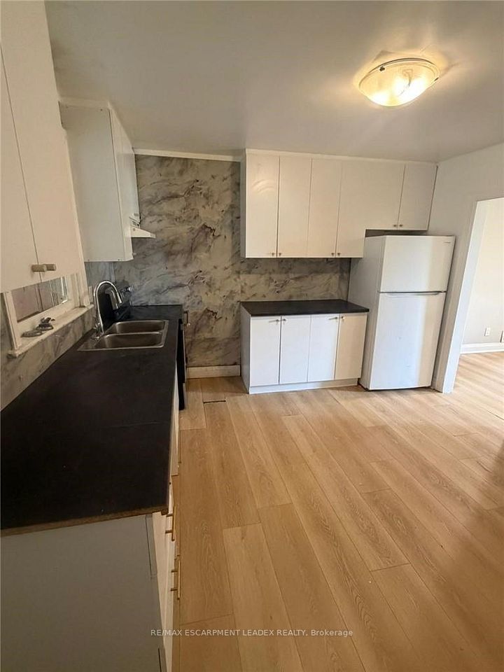 33 Stone Church Road W, Hamilton, ON L9B 1A1 4