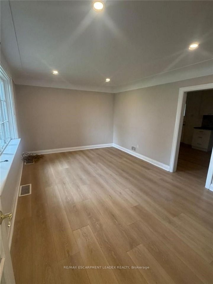 33 Stone Church Road W, Hamilton, ON L9B 1A1 3