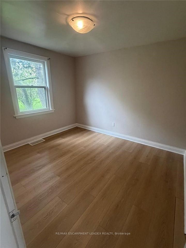33 Stone Church Road W, Hamilton, ON L9B 1A1 6