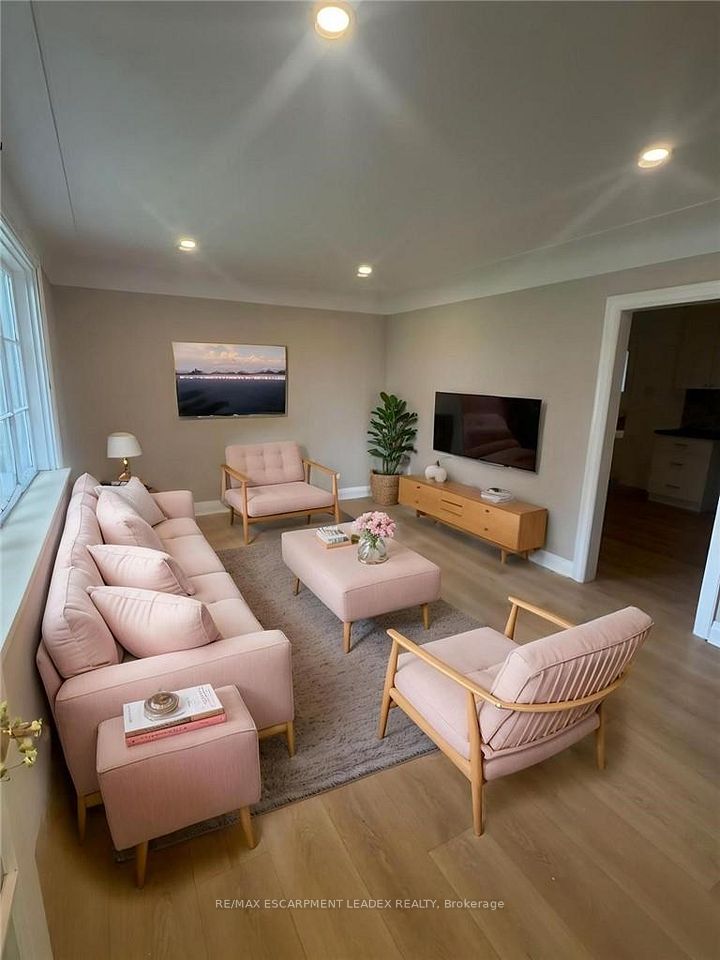 33 Stone Church Road W, Hamilton, ON L9B 1A1 2