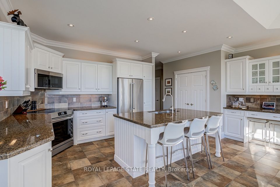 14 Oak Avenue, Hamilton, ON L9H 4Y7 16