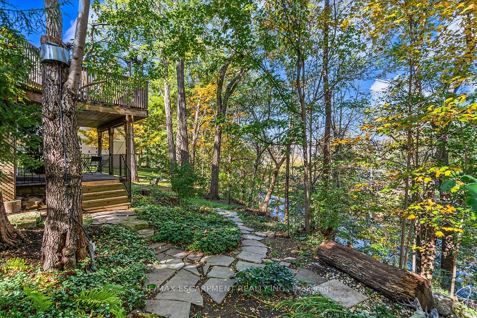 7 Hatfield Place, Hamilton, ON L9H 4J7 3