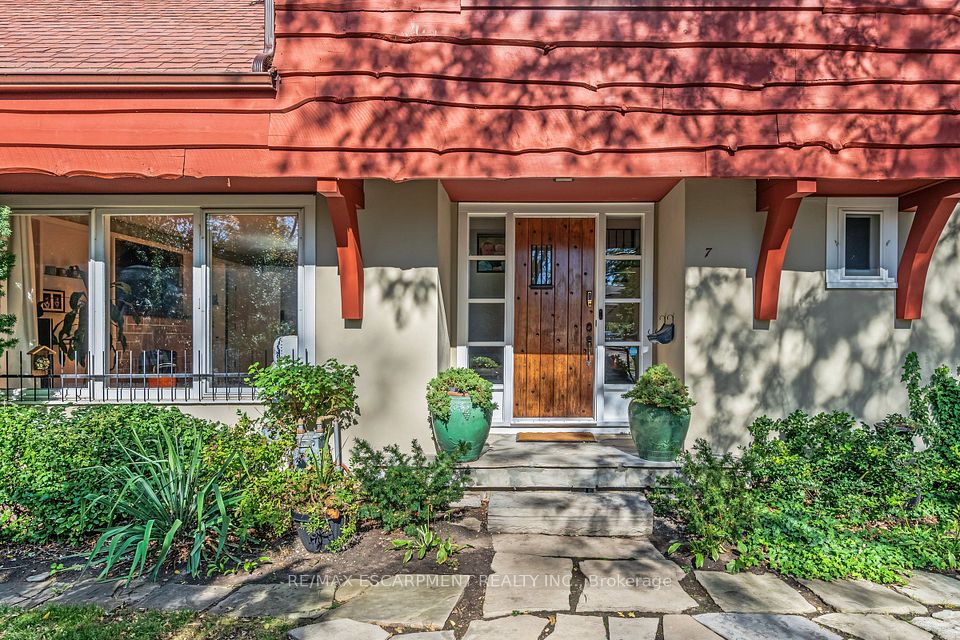 7 Hatfield Place, Hamilton, ON L9H 4J7 5