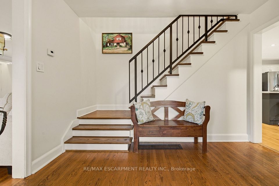 7 Hatfield Place, Hamilton, ON L9H 4J7 6
