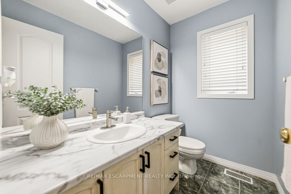 40 Brookhurst Crescent, Hamilton, ON L8B 0M5 17