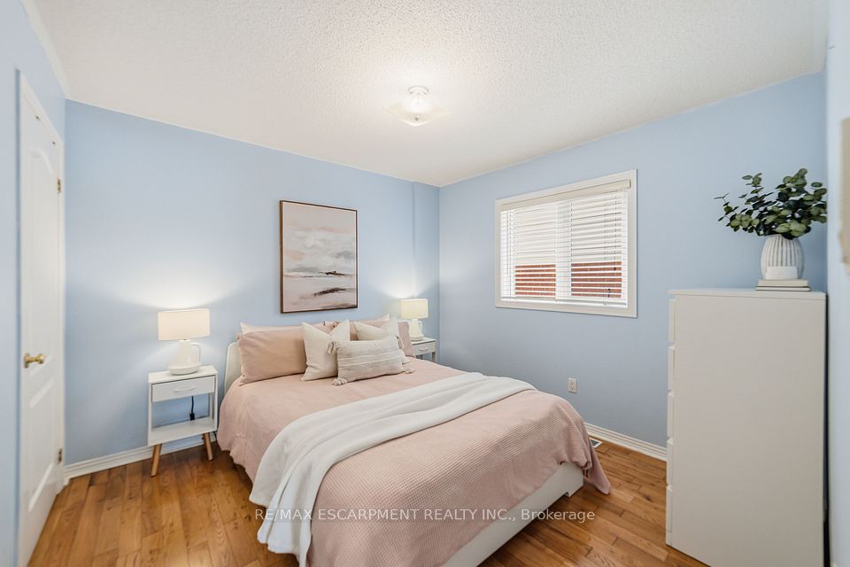 40 Brookhurst Crescent, Hamilton, ON L8B 0M5 16