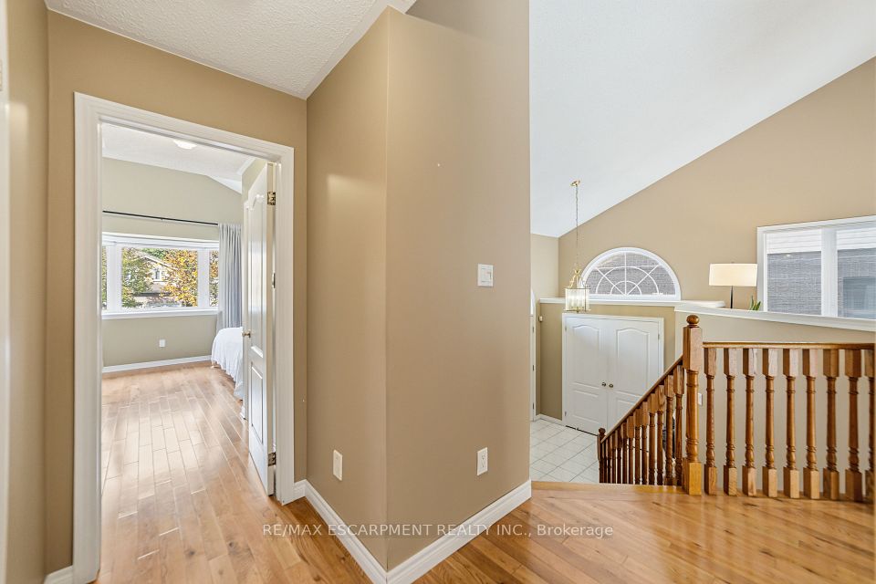 40 Brookhurst Crescent, Hamilton, ON L8B 0M5 12
