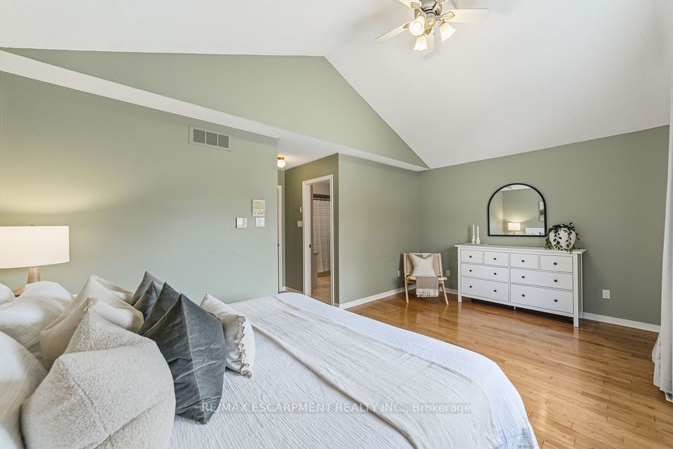 40 Brookhurst Crescent, Hamilton, ON L8B 0M5 13
