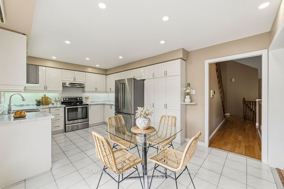 40 Brookhurst Crescent, Hamilton, ON L8B 0M5 9