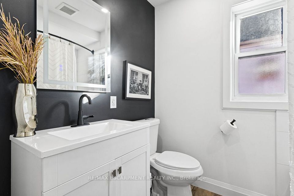 202 Huxley Avenue S, Hamilton, ON L8K 2R3 24