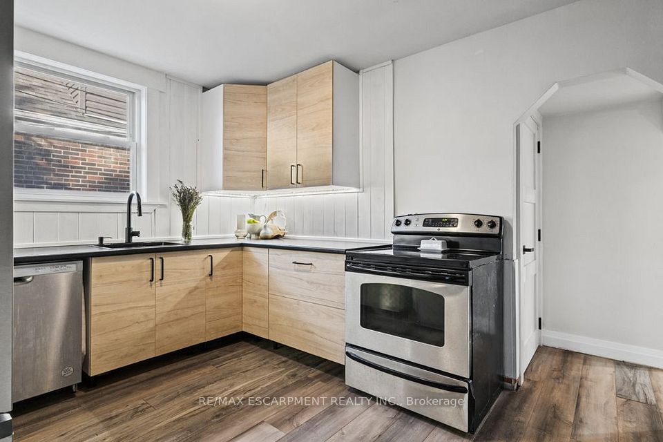 202 Huxley Avenue S, Hamilton, ON L8K 2R3 16