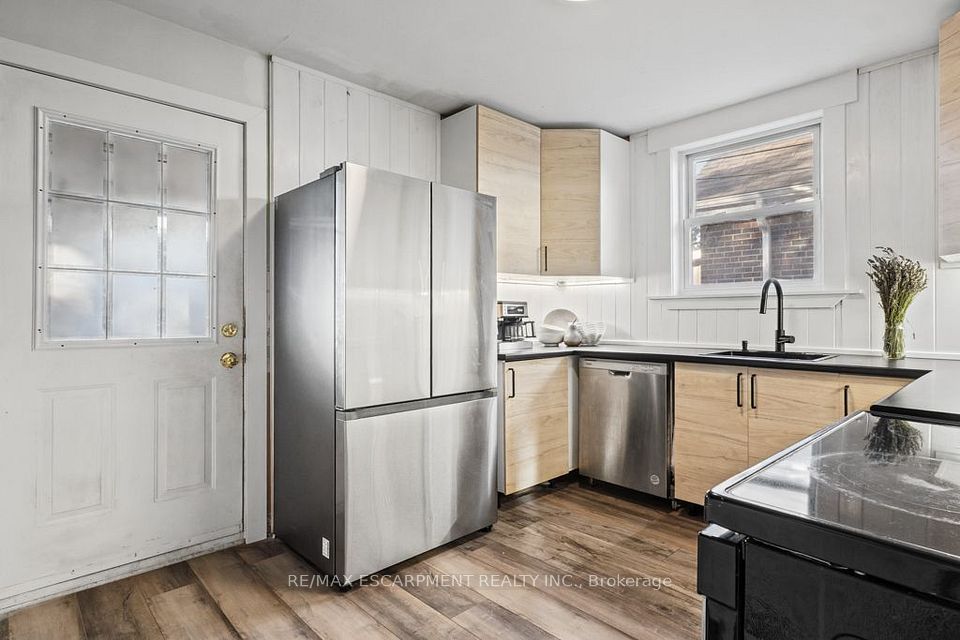 202 Huxley Avenue S, Hamilton, ON L8K 2R3 15