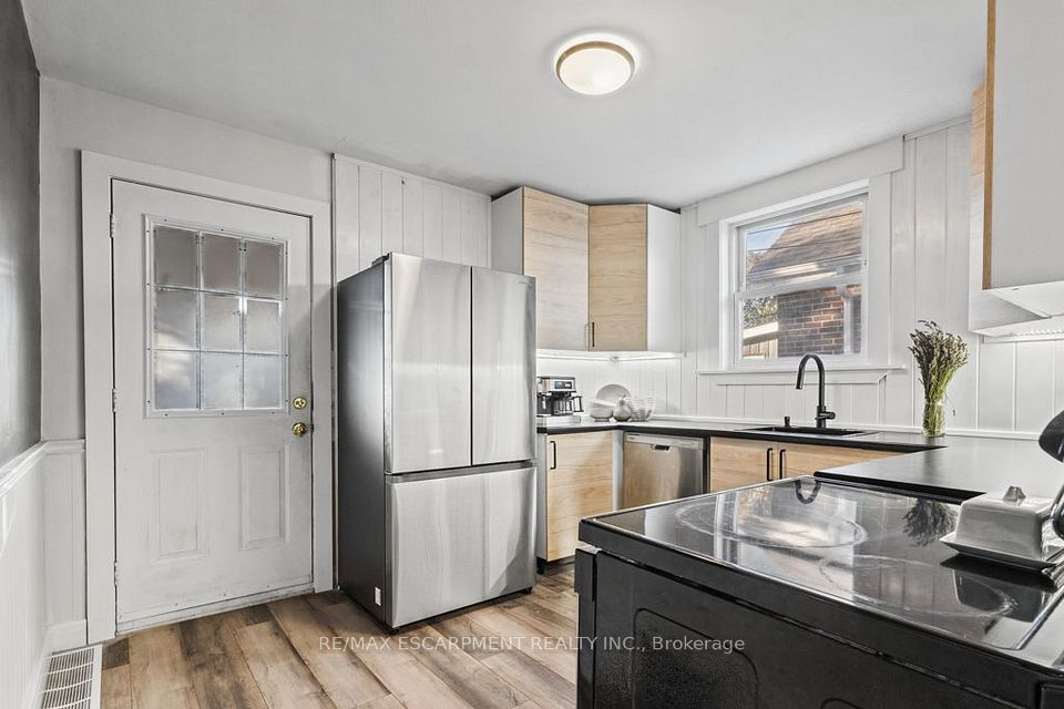 202 Huxley Avenue S, Hamilton, ON L8K 2R3 18
