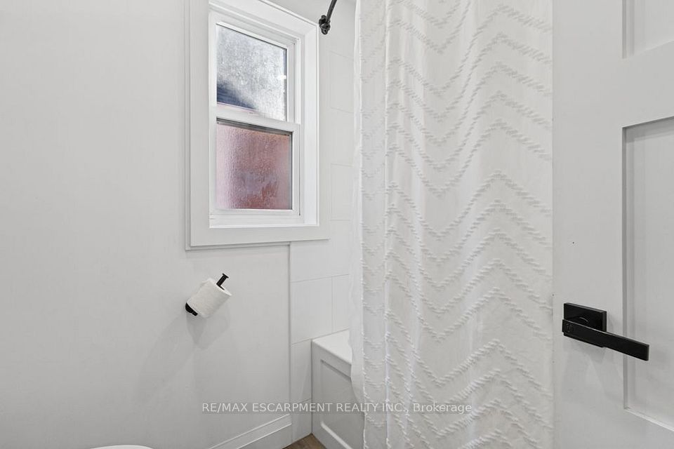 202 Huxley Avenue S, Hamilton, ON L8K 2R3 25