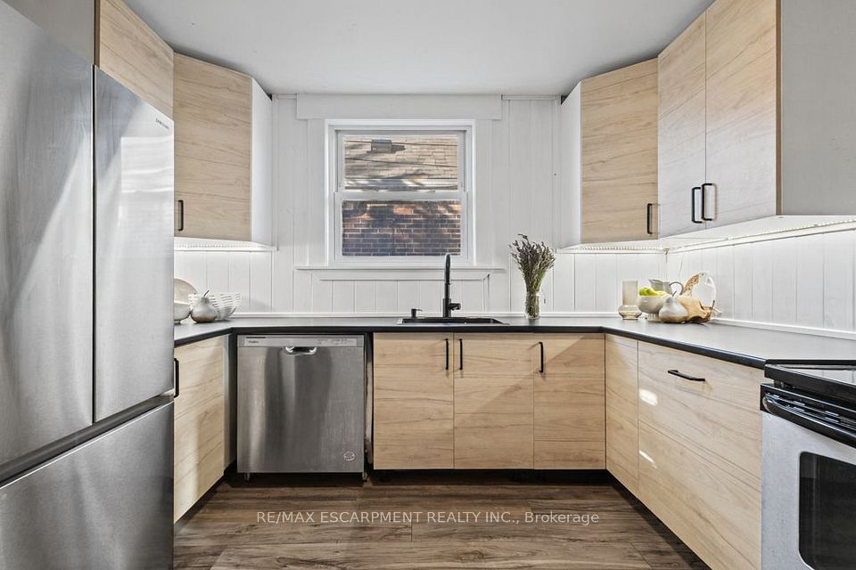 202 Huxley Avenue S, Hamilton, ON L8K 2R3 17