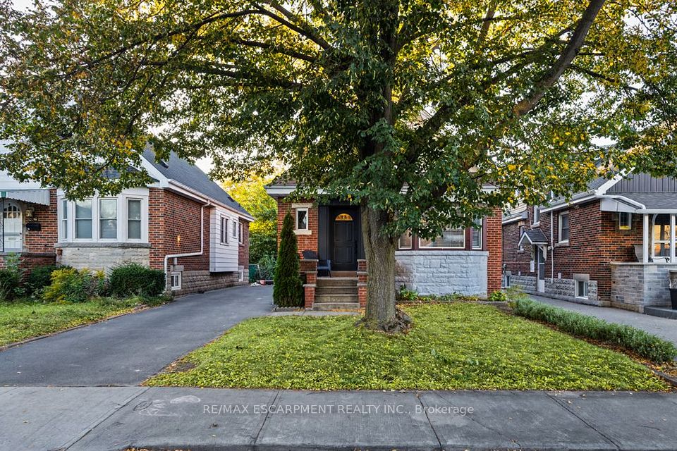 202 Huxley Avenue S, Hamilton, ON L8K 2R3 2