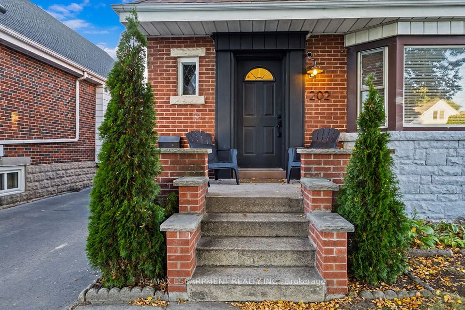 202 Huxley Avenue S, Hamilton, ON L8K 2R3 6