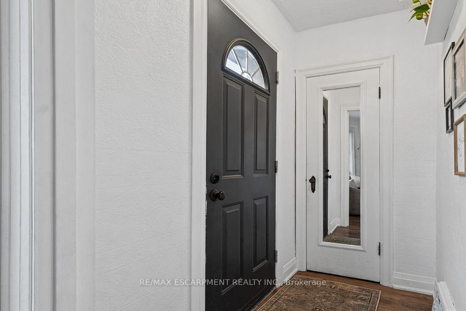 202 Huxley Avenue S, Hamilton, ON L8K 2R3 7