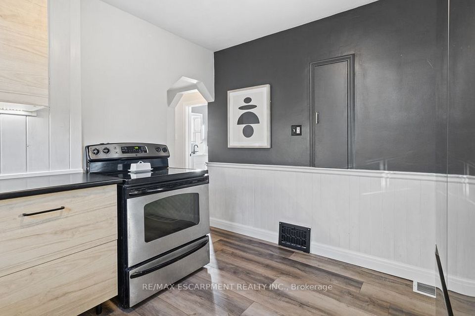 202 Huxley Avenue S, Hamilton, ON L8K 2R3 19