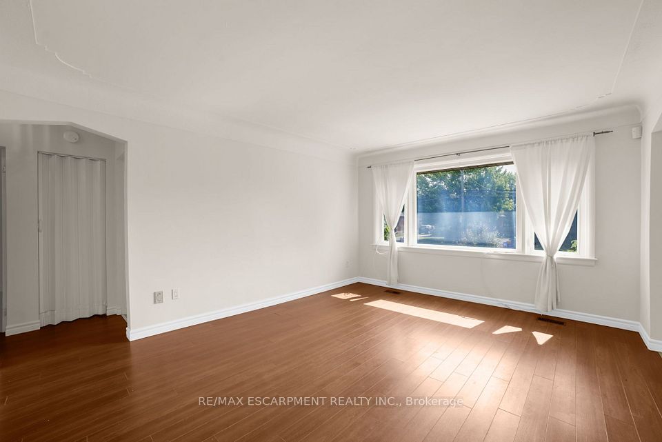 272 Upper Paradise Road, Hamilton, ON L9C 5C2 5