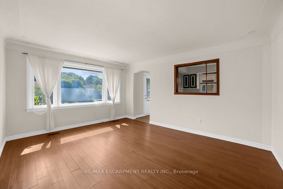 272 Upper Paradise Road, Hamilton, ON L9C 5C2 6
