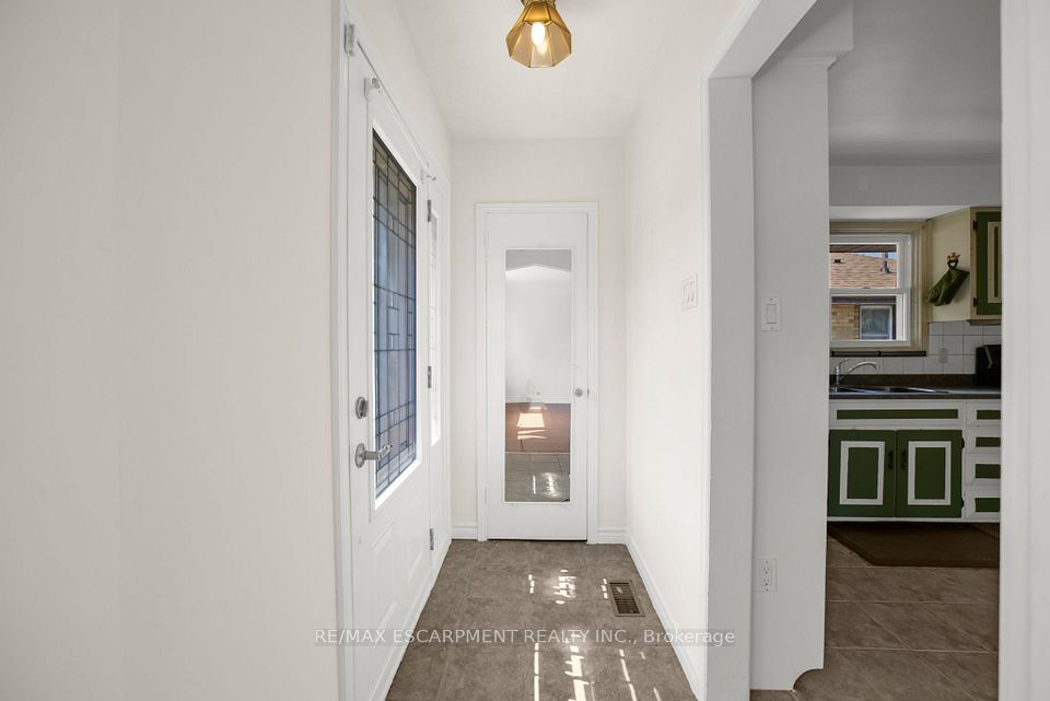 272 Upper Paradise Road, Hamilton, ON L9C 5C2 4