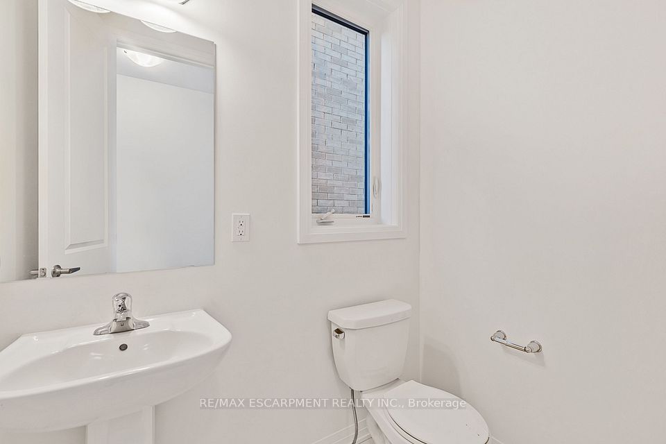 7 Blain Drive, Hamilton, ON L0R 1C0 8